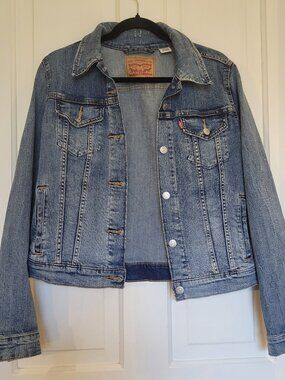 Levi’s Red Tag Women's Jean Jacket Size Large Blue Denim Light Wash